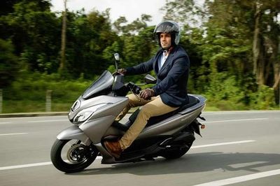 [GALLERY] Suzuki Burgman 15 giá tới 85 triệu đồng, có gì đấu Honda PCX?