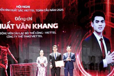 Khuất Văn Khang nhận giải thưởng đặc biệt