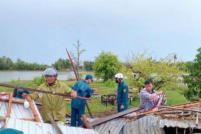 Giông lốc làm sập, tốc mái nhiều nhà dân ở U Minh