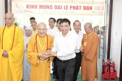 Phó Thủ tướng Nguyễn Văn Thắng chúc mừng Đại lễ Phật đản tại TP. Huế