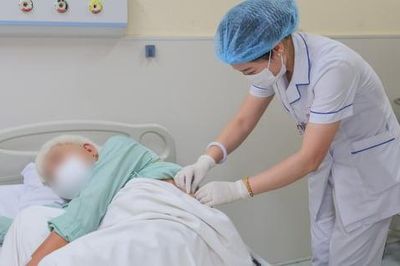 Điều trị thành công cho bệnh nhân thận 'chui lên ngực', cột sống gập cứng