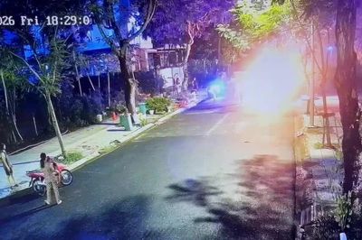 Cận cảnh vụ dùng đất cát dập lửa, cứu xe ôtô bốc cháy ngùn ngụt