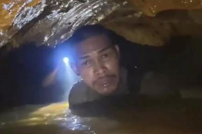 Người đầu tiên được giải cứu an toàn khỏi hang ngập nước tại Lào