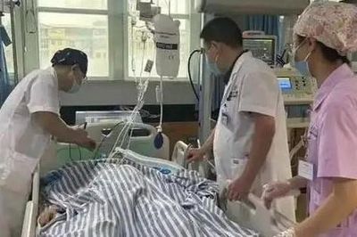 Nam sinh 14 tuổi suýt tử vong sau khi bị mờ mắt, tê tay