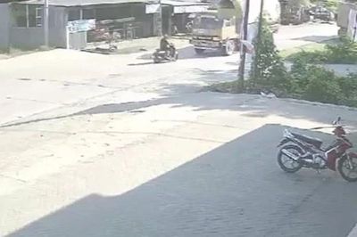 Xe máy tông trực diện xe tải, người đàn ông bị kéo lê 10m vẫn sống sót khó tin