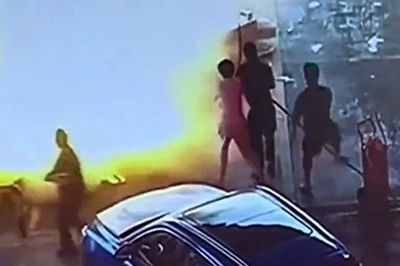 Tài xế quên rút vòi bơm, kéo sập cột xăng khiến lửa bùng cháy dữ dội