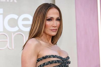 Jennifer Lopez gây ấn tượng mạnh khi diện váy 'đánh lừa thị giác'