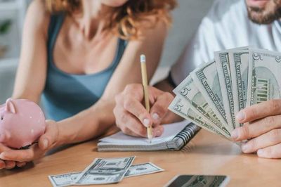 Thu nhập vợ vượt xa chồng, quản lý tiền thế nào 'êm' trong hôn nhân?