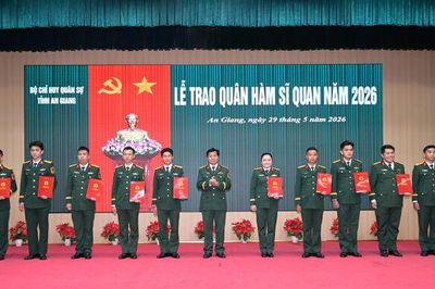 Bộ Chỉ huy Quân sự tỉnh An Giang trao quyết định thăng quân hàm, nâng lương sĩ quan, quân nhân chuyên nghiệp năm 2026