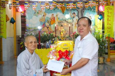 Phó Chủ tịch Thường trực UBND tỉnh An Giang Nguyễn Thanh Phong chúc mừng Đại lễ Phật đản tại phường Long Xuyên và xã Cù Lao Giêng