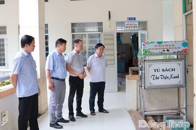 Nguyên Phó Chủ tịch Quốc hội Lê Minh Hoan thăm Trường Tiểu học Mỹ An tại xã Tháp Mười