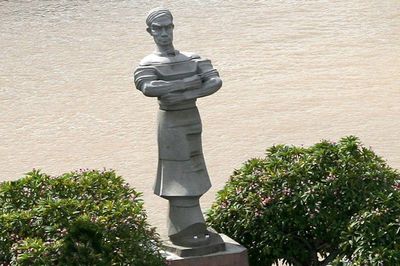 Người anh hùng một lòng yêu nước, thương dân