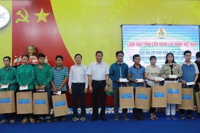 Phó Chủ tịch Tổng LĐLĐ Việt Nam Huỳnh Thanh Xuân thăm, tặng quà cho đoàn viên, người lao động