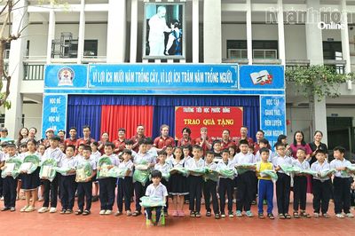 Câu lạc bộ Mô tô thể thao H-D TP. Hồ Chí Minh tặng 200 suất quà cho học sinh Trường Tiểu học Phước Đồng
