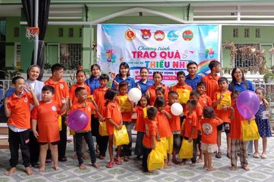 Trao 30 suất quà cho thiếu nhi ở Mái ấm Hy vọng