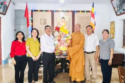 Phường Ninh Chử thăm, tặng quà các cơ sở Phật giáo