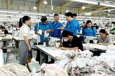 Người lao động mong 'lương đủ sống', giảm giờ làm