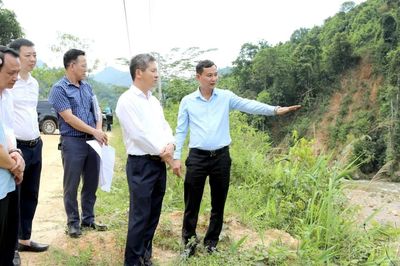 Phó Chủ tịch Thường trực UBND tỉnh Ngô Hạnh Phúc kiểm tra các dự án thủy điện tại xã Chiềng Ken