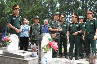 Bộ Tư lệnh Quân khu 2 kiểm tra công tác chuẩn bị xác minh danh tính hài cốt liệt sĩ tại Nghĩa trang liệt sĩ xã Bảo Thắng