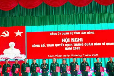 Thăng quân hàm 89 quân nhân lực lượng vũ trang Lâm Đồng