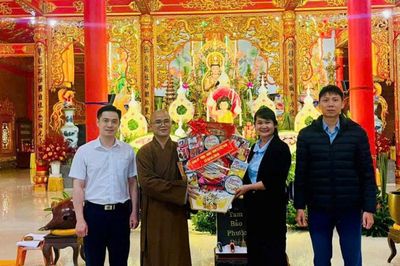 Lãnh đạo xã Tân Hà Lâm Hà thăm, chúc mừng Lễ Phật đản