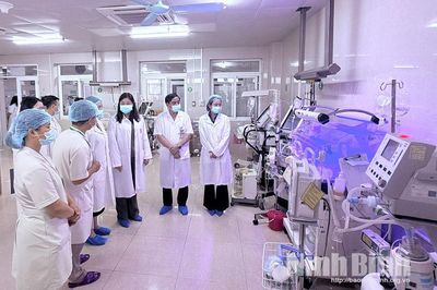 Đồng chí Phó Chủ tịch UBND tỉnh Hà Lan Anh tặng quà cho trẻ em có hoàn cảnh đặc biệt khó khăn đang điều trị tại Bệnh viện Sản - Nhi tỉnh Ninh Bình