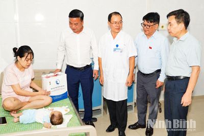 Đồng chí Trợ lý Phó Chủ tịch Quốc hội Phạm Trọng Cường tặng quà trẻ em khó khăn tại Ninh Bình