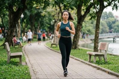 Tại sao đi bộ ngắt quãng giúp 'đốt mỡ' nhanh hơn đi bộ thường?