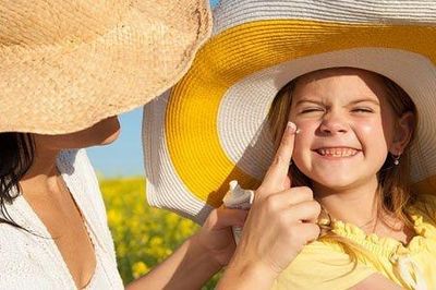 Không chỉ bôi là đủ, đây là cách dùng kem chống nắng đang được nhiều cô gái áp dụng hè 2026