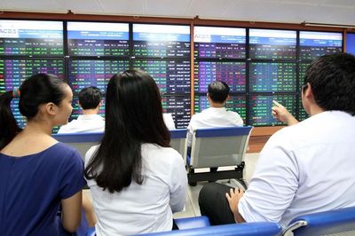 Dòng tiền trở lại cổ phiếu dầu khí, THD nối dài chuỗi tăng trần