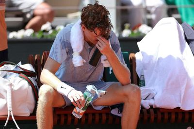 Jannik Sinner bất ngờ bị loại khỏi Roland Garros