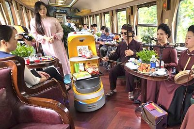 Đường sắt ra mắt toa xe chỉ huy số, robot AI phục vụ tại chỗ