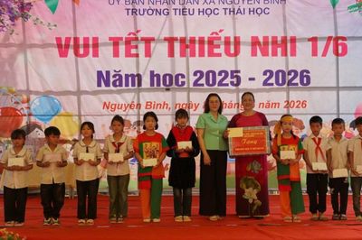 Đoàn công tác của tỉnh thăm, tặng quà Tết Thiếu nhi tại xã Nguyên Bình, Hạnh Phúc