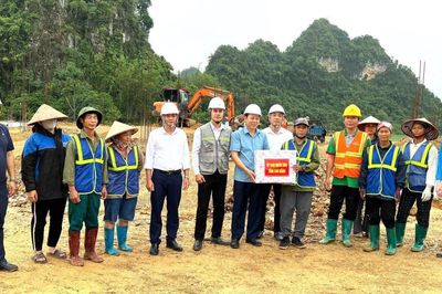 Phó Chủ tịch Thường trực UBND tỉnh Vũ Đình Quang kiểm tra tiến độ Dự án trường nội trú liên cấp tại các xã: Đức Long, Phục Hòa
