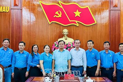 Phó Bí thư Thường trực Tỉnh ủy Huỳnh Quốc Việt gặp gỡ đoàn đại biểu Công đoàn Cà Mau dự Đại hội XIV Công đoàn Việt Nam