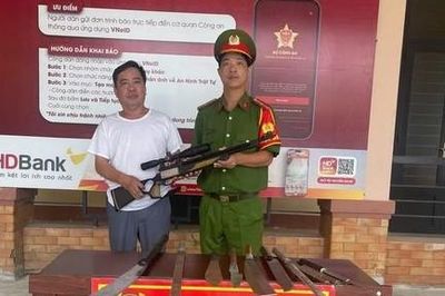 Nhiều người dân xã Phước Hòa mang vũ khí, công cụ hỗ trợ giao nộp cho công an