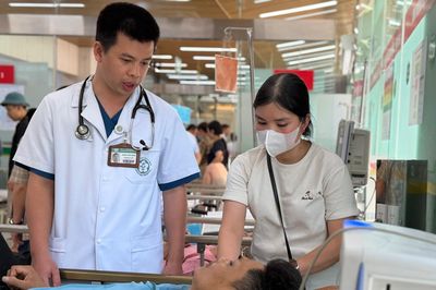 Nắng nóng trên 40°C, hàng loạt người trẻ nhập viện suy thận, sốc nhiệt