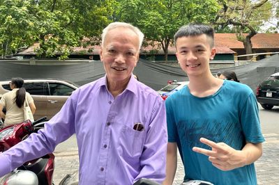 Ông nội 80 tuổi chở cháu đi làm thủ tục thi lớp 10, động viên bằng bát phở nóng