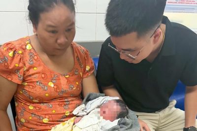 Bé trai còn nguyên dây rốn bị bỏ rơi trước chùa ở Huế