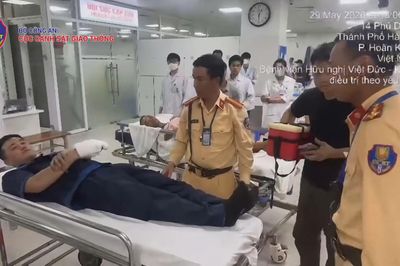 Khoảnh khắc CSGT mở đường cứu người dân bị khối sắt 6 tấn đè nát bàn tay