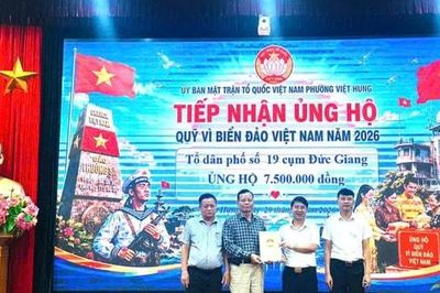 Phường Việt Hưng tiếp nhận hơn 2 tỷ đồng ủng hộ Quỹ Vì biển, đảo Việt Nam và Quỹ Vì người nghèo