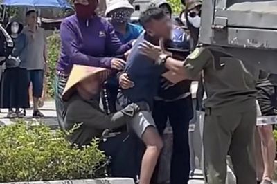 Đau xót cảnh bố mẹ khóc ngất bên thi thể nữ sinh lớp 12 tử vong dưới gầm xe tải ở Quảng Ninh
