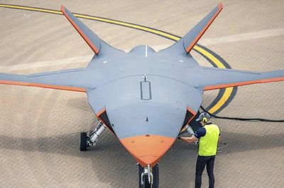 UAV MQ-28 Ghost Bat xuất phát từ căn cứ Mỹ, bay trên bầu trời Thái Bình Dương