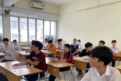 Kết thúc môn thi lớp 10 đầu tiên: Một thí sinh bị đình chỉ vì mang điện thoại vào phòng thi