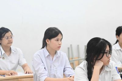 Thí sinh Hà Nội chính thức 'vượt vũ môn' vào lớp 10 với môn thi đầu tiên Ngữ văn