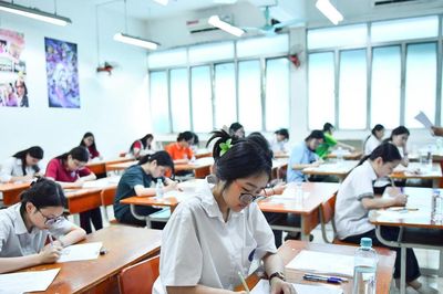 Gần 125.000 học sinh Hà Nội bước vào ngày đầu tiên thi vào 10
