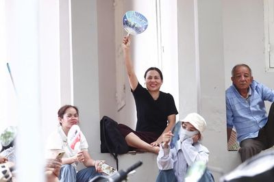 60 phút thấp thỏm, phụ huynh ngóng con hoàn thành bài thi môn Ngoại ngữ