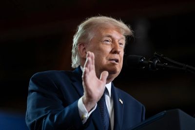 Nhà Trắng thông tin về sức khỏe ông Trump, giải thích vết bầm trên bàn tay