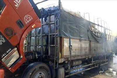 Xe tải chở đầy hàng bốc cháy trên cao tốc La Sơn - Hòa Liên