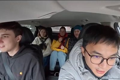 Tài xế taxi nói tiếng Anh lưu loát với khách Tây gây sốt